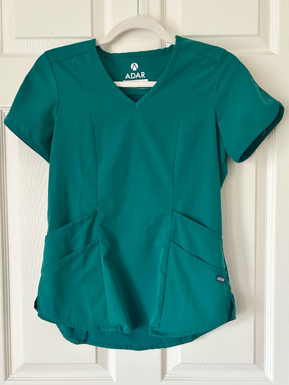 Adar Pro Women’s Hunter Green Fitted Scrub Top Pockets